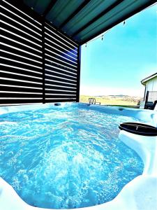 bañera de hidromasaje con vistas al océano en Rooftop Deck Hot Tub Steam Shower Arcade Game 4car Garage Chefs Kitchen, en Spearfish