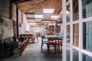 un ristorante con tavoli e sedie in una stanza di Luxe Lodge Tent ad Alphen