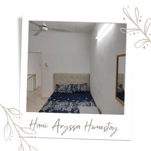 シャー・アラムにあるHani Aryssa Homestayのベッドルーム(ベッド1台、鏡付)