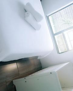 een kamer met een plafond met een raam en een toilet bij Bakoena's full house in Newcastle