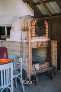 un forno a legna con tavolo e sedie di Luxe Lodge Tent ad Alphen