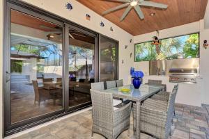 uma sala de jantar com uma mesa de vidro e cadeiras em Courtyard Home with Pool, Spa & Sauna close to Beach & City Center em Sarasota