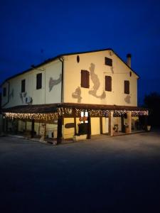 un grande edificio con facciata illuminata di notte di B&B Marcello & Francesca a Urbino