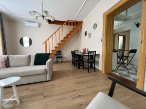 ein Wohnzimmer mit einem Sofa und einem Tisch in der Unterkunft Klimó apartment in Pécs