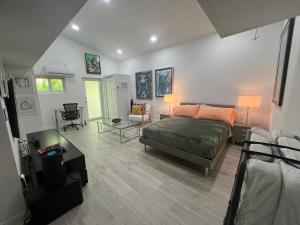 VILLA GUILLA في ميامي: غرفة نوم مع سرير وغرفة معيشة
