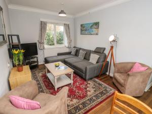 sala de estar con sofá y mesa en The Shingles, en Sandown