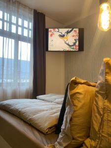 - une chambre avec un lit et une télévision murale dans l'établissement H-36 RESIDENCE 1.2, à Coblence