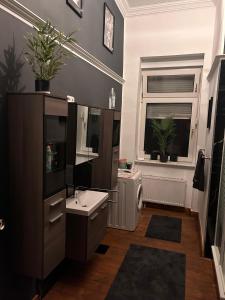 a bathroom with a sink and a toilet and a window at DZ Appartements - Ferienwohnung mit Klimaanlage, inkl. WLAN, Betten nach Bedarf stellbar in Wittenberge