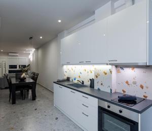 A kitchen or kitchenette at Luxury Downtown Apartment Α3