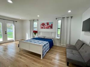 um quarto com uma cama, um sofá e janelas em Farmhouse in Taylor, 4 min to Samsung campus em Taylor