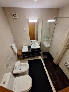 La salle de bains est pourvue de toilettes et d'un lavabo. dans l'établissement Casa Santana, à Moledo