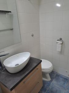 bagno con lavandino bianco e servizi igienici di Dimora Nonna Rosa ad Aversa