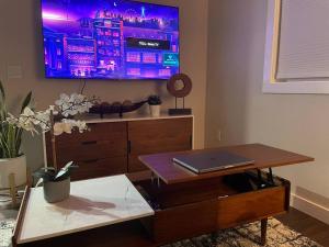 TV a/nebo společenská místnost v ubytování Shares Courtyard Luxury Apt - NEW!