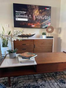 TV a/nebo společenská místnost v ubytování Shares Courtyard Luxury Apt - NEW!
