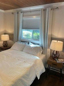 Postel nebo postele na pokoji v ubytování Shares Courtyard Luxury Apt - NEW!