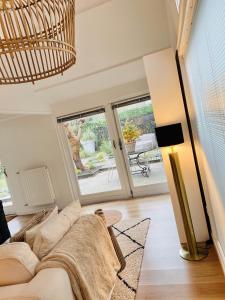 uma sala de estar com um sofá e uma grande janela em Duinstudio Bergen em Bergen