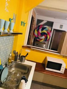 trendy hostel في إيفري سور سين: مطبخ مع حوض وميكروويف