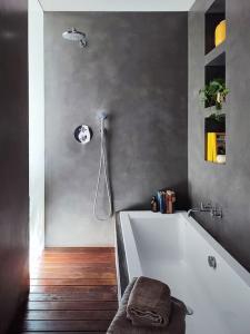 a bathroom with a white bath tub in a room at Vivienda con encanto en Tarragona (a 5 min playa) in Tarragona