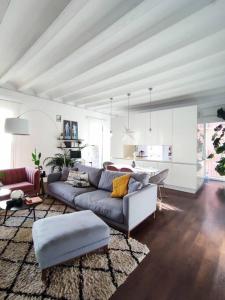 a living room with a couch and a table at Vivienda con encanto en Tarragona (a 5 min playa) in Tarragona