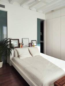 a large white bed in a white room at Vivienda con encanto en Tarragona (a 5 min playa) in Tarragona