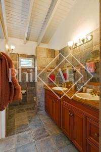 ein Bad mit 2 Waschbecken und einer Dusche in der Unterkunft 6 bed-rooms Villa at Dawn Beach Estate in Dawn Beach