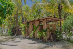 Ein Garten an der Unterkunft Manoush Beach