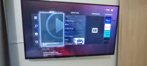 En TV eller et underholdningssystem på City Hall studio apartment