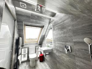 łazienka z białą toaletą i umywalką w obiekcie Dove House Cottages - No 2 w mieście Witney +12 zdjęć