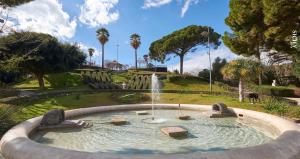 una fuente en medio de un parque en Four Elements Apartments, en Catania