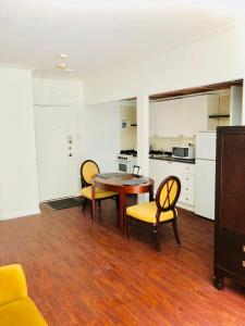 Habitación con mesa, 2 sillas y cocina. en Stylish Montreal Apartment: Comfortable Stay in the Golden Square Mile, en Montreal