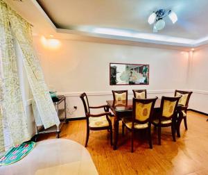 - une salle à manger avec une table et des chaises dans l'établissement tranisient house @camella villa kanangga butuan city, à Butuan