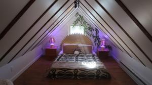 Creative Private Attic 1br Suite的休息区