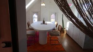 Creative Private Attic 1br Suite的休息区