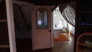 Honey BrookCreative Private Attic 1br Suite的带白色门和水槽的浴室