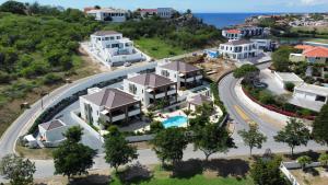 威廉斯塔德的住宿－Xanadu Apartments at Blue Bay Golf & Beach Resort，享有度假村别墅的空中景致
