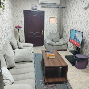 sala de estar con sofá y mesa de centro en العين الهيلي مصباح بيت 11, en Al Ain