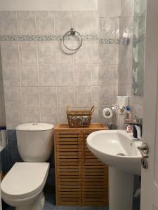 ein Bad mit einem WC und einem Waschbecken in der Unterkunft Artaki's balcony in Nea Artaki