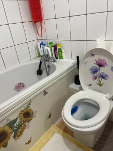 ein Badezimmer mit einem WC und einer Badewanne mit einem Waschbecken in der Unterkunft Dream Room in London
