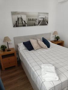 een bed met twee kussens in een kamer bij Apartamento con VISTAS AL MAR in Oliva
