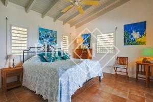 Un pat sau paturi într-o cameră la 6 bed-rooms Villa at Dawn Beach Estate
