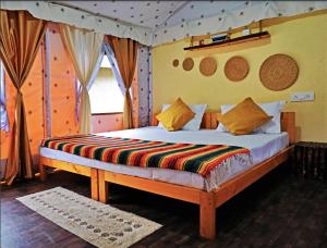 Een bed of bedden in een kamer bij Crazy Cub Camp - A Luxury Campsite