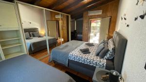 una camera da letto con un letto e uno specchio di Lux apartment Barbara a Poreč (Parenzo)