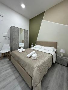 ナポリにあるGaribaldi guest houseのベッドルーム1室(大型ベッド1台、タオル付)