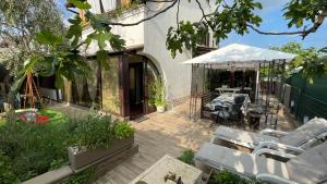 un patio esterno con tavolo e sedie di Lux apartment Barbara a Poreč (Parenzo)