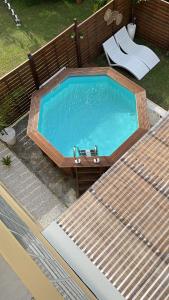 une grande piscine avec une terrasse en bois dans l'établissement Au Roseau des Indes Appt avec piscine jardin et Fibre, à Les Trois-Îlets