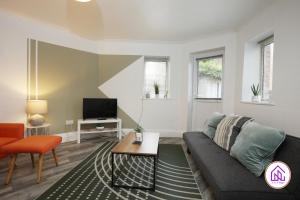 - un salon avec un canapé et une télévision dans l'établissement Aberdeen Apartments, Redland, Great Location, à Bristol
