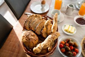 una cesta de pan y otros alimentos en una mesa en Possegger Hideaways, en Zödl