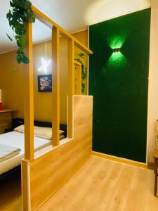 Zimmer mit einem Bett und einer grünen Wand in der Unterkunft Nancy Gare: Appartement de 45 m2 in Nancy
