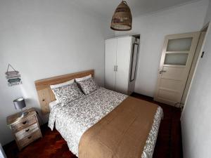 Dormitorio pequeño con cama y vestidor en Guiki House en Lisboa