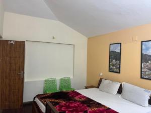 sypialnia z łóżkiem i dużym oknem w obiekcie Crystal homestay w mieście Utakamand